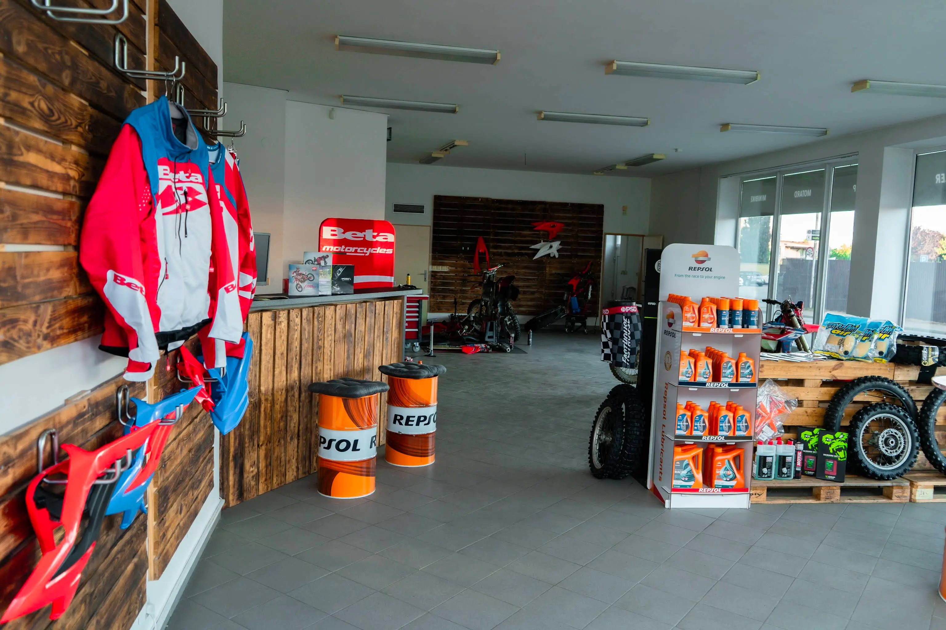 Interiér provozovny Beta Ritchmont — showroom s Beta motorkami, oblečením, oleji Repsol a doplňky