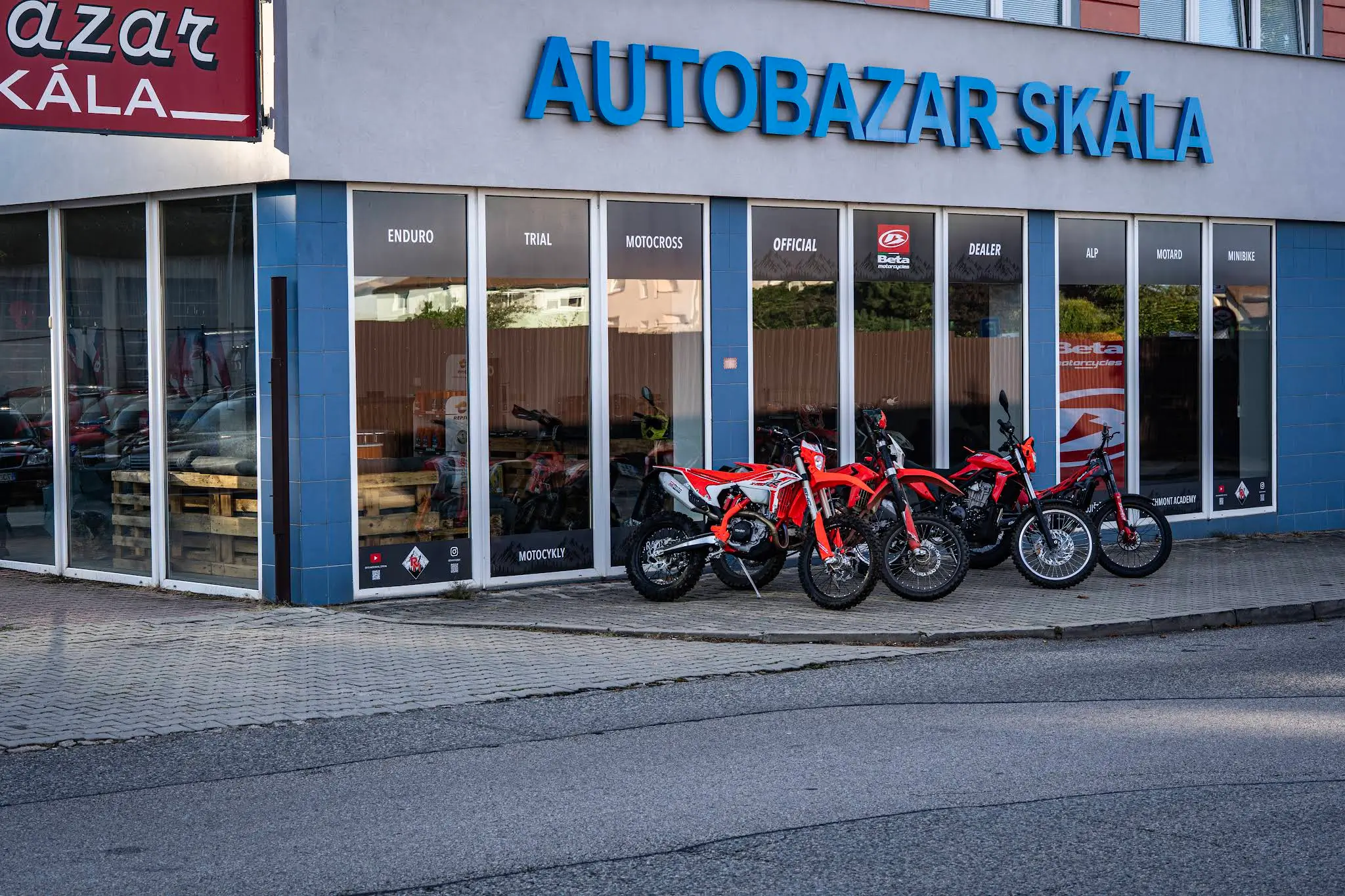 Provozovna Beta Ritchmont — showroom v areálu Autobazaru Skála v Benešově s vystavenými modely Beta